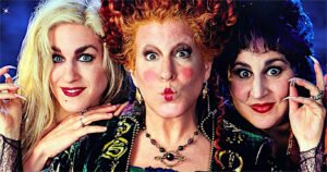 O novo filme de Hocus Pocus trará de volta o trio de protagonistas original. Previsão é de chegada ao Disney+ em outubro de 2022.